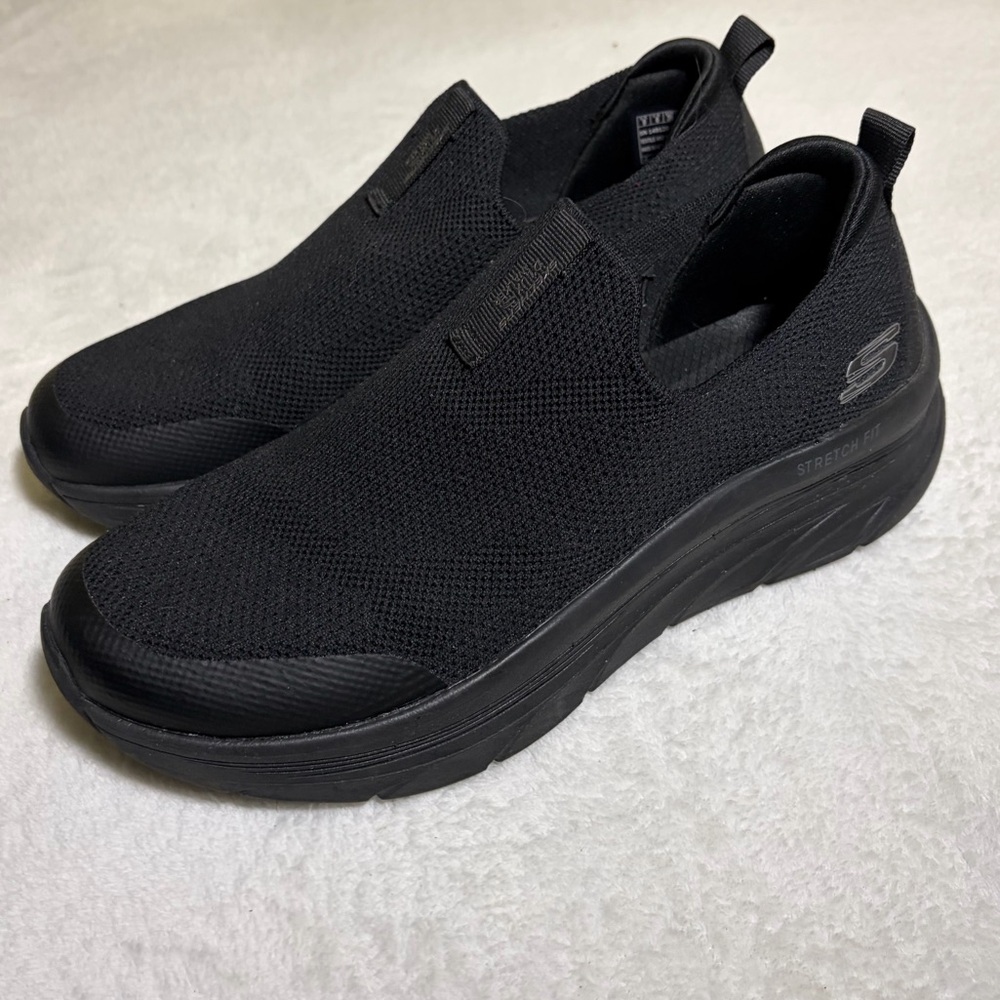 Skechers Women’s Black Slip-On Sneakers Sz 9